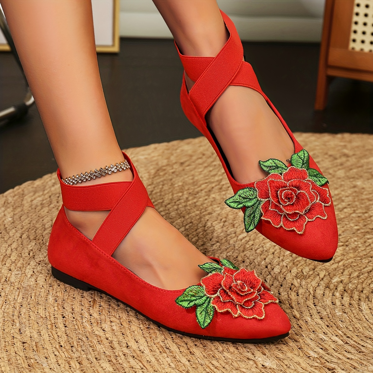 New Fashionable Casual Slip-On Shoes with a Large Floral Design And Pointed Toes.